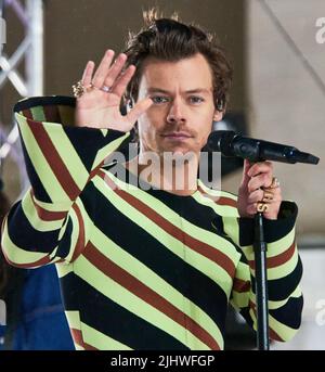 NEW YORK, NY, USA - 19. MAI 2022: Harry Styles tritt auf der "Today" Show Concert Series von NBC auf der Rockefeller Plaza auf. Stockfoto