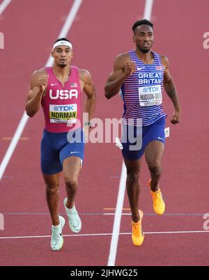 Der britische Matthew Hudson-Smith (rechts) und der US-Amerikaner Michael Norman beim Halbfinale der Männer 400m am sechsten Tag der Leichtathletik-Weltmeisterschaften im Hayward Field, University of Oregon in den Vereinigten Staaten von Amerika. Bilddatum: Mittwoch, 20. Juli 2022. Stockfoto