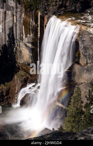 Vernal Waterfall Landschaft aus dem Yosemite National Park mit einem partiellen Regenbogen vom April 2022 Stockfoto