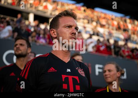 Washington, USA. 20.. Juli 2022. FC Bayern München Cheftrainer Julian Nagelsmann hört vor einem Freundschaftsspiel von DC United gegen den FC Bayern München International Club am Mittwoch im Audi Field, in Washington, DC, Nationalhymnen. 20. Juli 2022. (Graeme Sloan/Sipa USA) Quelle: SIPA USA/Alamy Live News Stockfoto