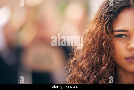 Ihre Stärke hallt nach. Eine junge Frau protestiert bei einer Kundgebung. Stockfoto