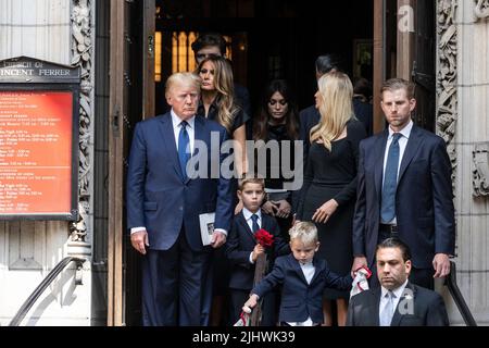 Der ehemalige Präsident Donald Trump, Melania Trump, Kimberly Guilfoyle, Ivanka Trump und Eric Trump verlassen den Trauerdienst für Ivana Trump in der St. Vincent Ferrer Church. Ivana Trump, ehemalige Ehefrau des ehemaligen Präsidenten Donald Trump, starb am 14. Juli 2022 in ihrem 73-jährigen Haus. An der Beerdigung nahmen der ehemalige Präsident Donald Trump und seine Frau Melania Trump und ihr Sohn Barron sowie Kinder von Donald Trump und Ivana Trump Ivankam Eric und Donald Jr und ihre Familien einschließlich Kinder Teil. (Foto von Lev Radin/Pacific Press) Stockfoto