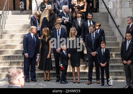 Der ehemalige Präsident Donald Trump, Melania Trump, Kinder und Enkelkinder sehen in der St. Vincent Ferrer Church als Schatulle mit Ivana Trumps Körper, der in den Leichenwagen geladen ist. Ivana Trump, ehemalige Ehefrau des ehemaligen Präsidenten Donald Trump, starb am 14. Juli 2022 in ihrem 73-jährigen Haus. An der Beerdigung nahmen der ehemalige Präsident Donald Trump und seine Frau Melania Trump und ihr Sohn Barron sowie Kinder von Donald Trump und Ivana Trump Ivankam Eric und Donald Jr und ihre Familien einschließlich Kinder Teil. (Foto von Lev Radin/Pacific Press) Stockfoto