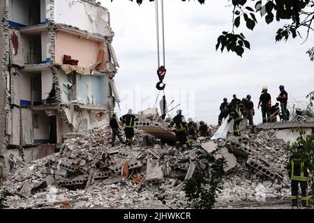 Non Exclusive: CHASIV YAR, UKRAINE - 10. JULI 2022 - Retter entfernen die Trümmer eines fünfstöckigen Wohngebäudes, das in einer russischen Rakete A zerstört wurde Stockfoto