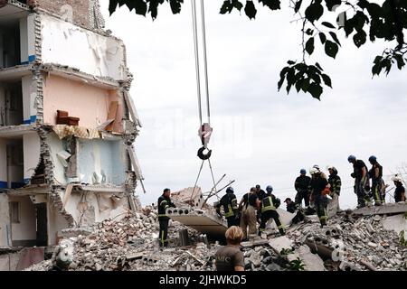 Non Exclusive: CHASIV YAR, UKRAINE - 10. JULI 2022 - Retter entfernen die Trümmer eines fünfstöckigen Wohngebäudes, das in einer russischen Rakete A zerstört wurde Stockfoto