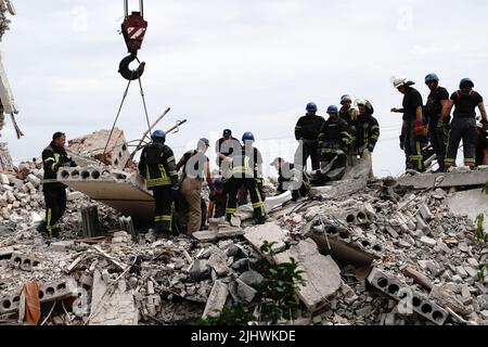 Non Exclusive: CHASIV YAR, UKRAINE - 10. JULI 2022 - Retter entfernen die Trümmer eines fünfstöckigen Wohngebäudes, das in einer russischen Rakete A zerstört wurde Stockfoto