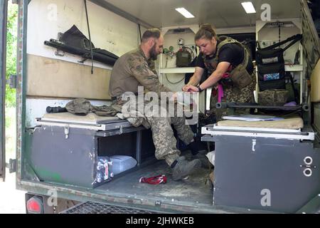 Nicht exklusiv: Tschasiw JAR, UKRAINE - 17. JULI 2022 - Ein Sanitäter bandagierte die Hand eines ukrainischen Militäranmannes, Tschasiw Jar, Bezirk Bakhmut, Region Donezk Stockfoto