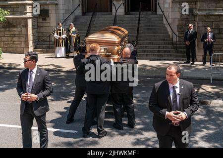 Harrison, New Jersey, USA. 20.. Juli 2022. Sarg mit dem Leichnam von Ivana Trump für den Trauerdienst in der St. Vincent Ferrer Kirche geliefert. Ivana Trump, ehemalige Ehefrau des ehemaligen Präsidenten Donald Trump, starb am 14. Juli 2022 in ihrem 73-jährigen Haus. An der Beerdigung nahmen der ehemalige Präsident Donald Trump und seine Frau Melania Trump und ihr Sohn Barron sowie Kinder von Donald Trump und Ivana Trump Ivankam Eric und Donald Jr und ihre Familien einschließlich Kinder Teil. (Bild: © Lev Radin/Pacific Press via ZUMA Press Wire) Stockfoto