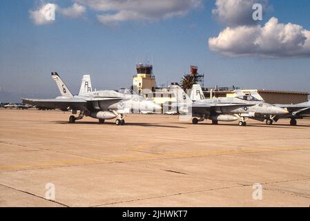 United States Navy F/A-18 Hornets von VFA-86 auf dem Asphalt am NAS Miramar in San Diego, Kalifornien Stockfoto