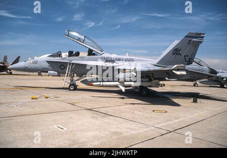 USMC F/A-18D Hornet von VMFA (AW) -228 auf dem Asphalt bei MCAS Miramar Stockfoto