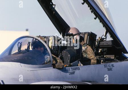 Marine-Aviatoren bereiten sich auf den Flug mit ihrer F/A-18D Hornet an Bord von MCAS Miramar in San Diego, Kalifornien, vor Stockfoto