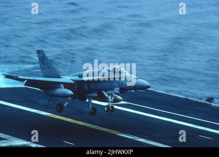 United States Navy F/A-18 Hornet landet auf einem Flugzeugträger Stockfoto