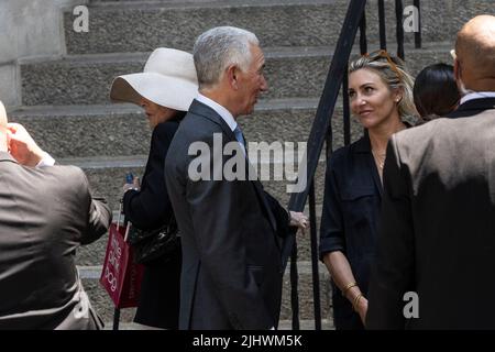 Harrison, New Jersey, USA. 20.. Juli 2022. Charles Kushner nimmt an der Beerdigung von Ivana Trump in der St. Vincent Ferrer Kirche Teil. Ivana Trump, ehemalige Ehefrau des ehemaligen Präsidenten Donald Trump, starb am 14. Juli 2022 in ihrem 73-jährigen Haus. An der Beerdigung nahmen der ehemalige Präsident Donald Trump und seine Frau Melania Trump und ihr Sohn Barron sowie Kinder von Donald Trump und Ivana Trump Ivankam Eric und Donald Jr und ihre Familien einschließlich Kinder Teil. (Bild: © Lev Radin/Pacific Press via ZUMA Press Wire) Stockfoto