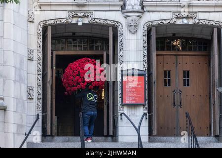 Harrison, New Jersey, USA. 20.. Juli 2022. Arbeiter liefern Blumen für die Beerdigung von Ivana Trump in der St. Vincent Ferrer Kirche. Ivana Trump, ehemalige Ehefrau des ehemaligen Präsidenten Donald Trump, starb am 14. Juli 2022 in ihrem 73-jährigen Haus. An der Beerdigung nahmen der ehemalige Präsident Donald Trump und seine Frau Melania Trump und ihr Sohn Barron sowie Kinder von Donald Trump und Ivana Trump Ivankam Eric und Donald Jr und ihre Familien einschließlich Kinder Teil. (Bild: © Lev Radin/Pacific Press via ZUMA Press Wire) Stockfoto