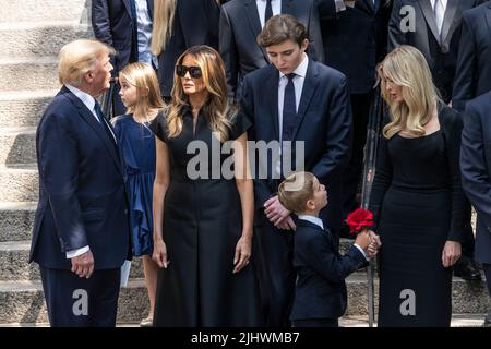 Harrison, New Jersey, USA. 20.. Juli 2022. Der ehemalige Präsident Donald Trump, Melania Trump, Barron Trump und Ivanka Trump sehen in der St. Vincent Ferrer Church als Schatulle mit Ivana Trumps Körper, der in den Leichenwagen geladen ist. Ivana Trump, ehemalige Ehefrau des ehemaligen Präsidenten Donald Trump, starb am 14. Juli 2022 in ihrem 73-jährigen Haus. An der Beerdigung nahmen der ehemalige Präsident Donald Trump und seine Frau Melania Trump und ihr Sohn Barron sowie Kinder von Donald Trump und Ivana Trump Ivankam Eric und Donald Jr und ihre Familien einschließlich Kinder Teil. (Bild: © Lev Radin/Pacific Press via ZUMA Stockfoto