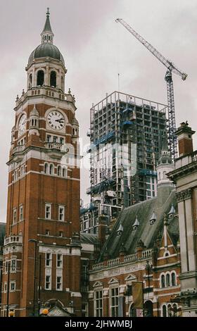 Eine vertikale Aufnahme des Croydon Clocktowers und eine Konstruktion in der Nähe Stockfoto