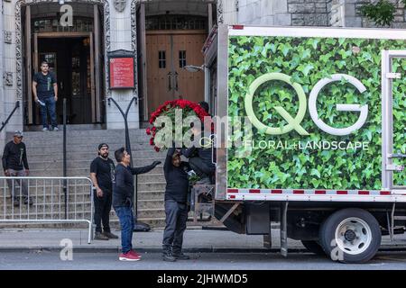 Harrison, New Jersey, USA. 20.. Juli 2022. Arbeiter liefern Blumen für die Beerdigung von Ivana Trump in der St. Vincent Ferrer Kirche. Ivana Trump, ehemalige Ehefrau des ehemaligen Präsidenten Donald Trump, starb am 14. Juli 2022 in ihrem 73-jährigen Haus. An der Beerdigung nahmen der ehemalige Präsident Donald Trump und seine Frau Melania Trump und ihr Sohn Barron sowie Kinder von Donald Trump und Ivana Trump Ivankam Eric und Donald Jr und ihre Familien einschließlich Kinder Teil. (Bild: © Lev Radin/Pacific Press via ZUMA Press Wire) Stockfoto