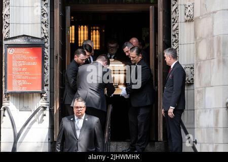 Harrison, New Jersey, USA. 20.. Juli 2022. Schatulle mit Körper von Ivana Trump aus der St. Vincent Ferrer Kirche gezogen. Ivana Trump, ehemalige Ehefrau des ehemaligen Präsidenten Donald Trump, starb am 14. Juli 2022 in ihrem 73-jährigen Haus. An der Beerdigung nahmen der ehemalige Präsident Donald Trump und seine Frau Melania Trump und ihr Sohn Barron sowie Kinder von Donald Trump und Ivana Trump Ivankam Eric und Donald Jr und ihre Familien einschließlich Kinder Teil. (Bild: © Lev Radin/Pacific Press via ZUMA Press Wire) Stockfoto