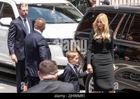 Harrison, New Jersey, USA. 20.. Juli 2022. Eric Trump und Ivanka Trump nehmen an der Beerdigung von Ivana Trump in der St. Vincent Ferrer Kirche Teil. Ivana Trump, ehemalige Ehefrau des ehemaligen Präsidenten Donald Trump, starb am 14. Juli 2022 in ihrem 73-jährigen Haus. An der Beerdigung nahmen der ehemalige Präsident Donald Trump und seine Frau Melania Trump und ihr Sohn Barron sowie Kinder von Donald Trump und Ivana Trump Ivankam Eric und Donald Jr und ihre Familien einschließlich Kinder Teil. (Bild: © Lev Radin/Pacific Press via ZUMA Press Wire) Stockfoto