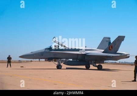 USMC von VMFA-134 F/A-18 Taxis an Bord von MCAS Miramar in San Diego, Kalifornien Stockfoto