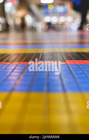 Etage des Flughafens und nicht erkennbare Personen am internationalen Flughafen. Stockfoto