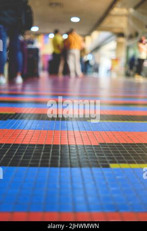 Etage des Flughafens und nicht erkennbare Personen am internationalen Flughafen. Stockfoto