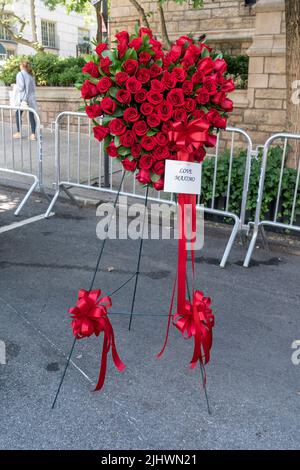 Harrison, New Jersey, USA. 20.. Juli 2022. Blumenkranz für Ivana Trump Beerdigung in der St. Vincent Ferrer Kirche geliefert. Ivana Trump, ehemalige Ehefrau des ehemaligen Präsidenten Donald Trump, starb am 14. Juli 2022 in ihrem 73-jährigen Haus. An der Beerdigung nahmen der ehemalige Präsident Donald Trump und seine Frau Melania Trump und ihr Sohn Barron sowie Kinder von Donald Trump und Ivana Trump Ivankam Eric und Donald Jr und ihre Familien einschließlich Kinder Teil. (Bild: © Lev Radin/Pacific Press via ZUMA Press Wire) Stockfoto