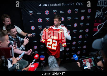 Washington, USA. 20.. Juli 2022. Der FC Bayern München-Vorstandsspieler Thomas Müller zeigt ein maßgeschneidertes Kansas City Chiefs NFL-Trikot im Gespräch mit den Medien nach einem FC United gegen den FC Bayern München-Länderspiel am Mittwoch im Audi Field in Washington, DC, 20. Juli 2022. (Graeme Sloan/Sipa USA) Quelle: SIPA USA/Alamy Live News Stockfoto