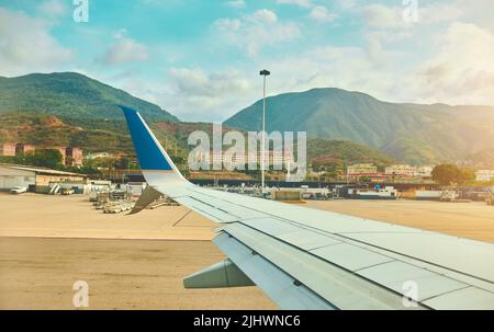 CARACAS, VENEZUELA - 2022: Flugzeugansicht vom Flughafen Simon Bolivar, Maiquetia - Venezuela. Stockfoto