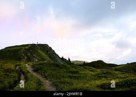 Ein einsamer Wanderer auf einem Gipfel im Beverin Nationalpark, in der Schweiz Stockfoto