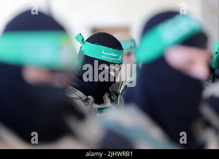 Gaza, Palästina. 20.. Juli 2022. Bewaffnete von den Izz al-DIN al-Qassam Brigaden, dem militärischen Flügel der Hamas, während einer antiisraelischen Militärparade in Gaza-Stadt. Kredit: SOPA Images Limited/Alamy Live Nachrichten Stockfoto