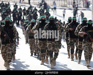 Gaza, Palästina. 20.. Juli 2022. Bewaffnete von den Izz al-DIN al-Qassam Brigaden, dem militärischen Flügel der Hamas, während eines anti-israelischen militärmarsches in Gaza-Stadt. Kredit: SOPA Images Limited/Alamy Live Nachrichten Stockfoto