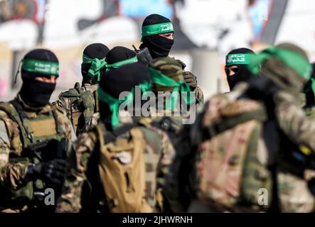 Gaza, Palästina. 20.. Juli 2022. Bewaffnete von den Izz al-DIN al-Qassam Brigaden, dem militärischen Flügel der Hamas, während einer antiisraelischen Militärparade in Gaza-Stadt. (Foto von Yousef Masoud/SOPA Images/Sipa USA) Quelle: SIPA USA/Alamy Live News Stockfoto