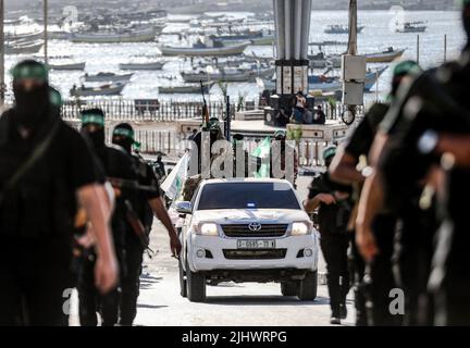 Gaza, Palästina. 20.. Juli 2022. Bewaffnete von den Izz al-DIN al-Qassam Brigaden, dem militärischen Flügel der Hamas, während eines anti-israelischen militärmarsches in Gaza-Stadt. (Foto von Yousef Masoud/SOPA Images/Sipa USA) Quelle: SIPA USA/Alamy Live News Stockfoto