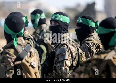 Gaza, Palästina. 20.. Juli 2022. Bewaffnete von den Izz al-DIN al-Qassam Brigaden, dem militärischen Flügel der Hamas, während einer antiisraelischen Militärparade in Gaza-Stadt. (Foto von Yousef Masoud/SOPA Images/Sipa USA) Quelle: SIPA USA/Alamy Live News Stockfoto