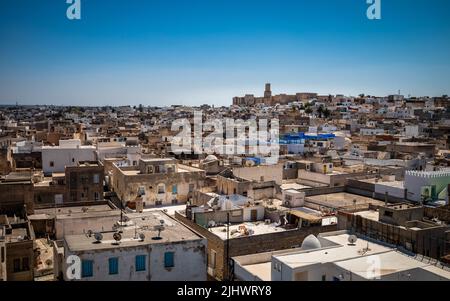 Blick über die Dächer der alten Medina von Sousse in Tunesien auf die Kasbah von Sousse und den Leuchtturm, der die Skyline dominiert. Stockfoto