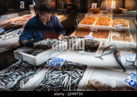 ATHEN, GRIECHENLAND - 14. MAI 2022: Zentraler städtischer Markt in Athen, in der Afiinas Straße, Griechenland Stockfoto