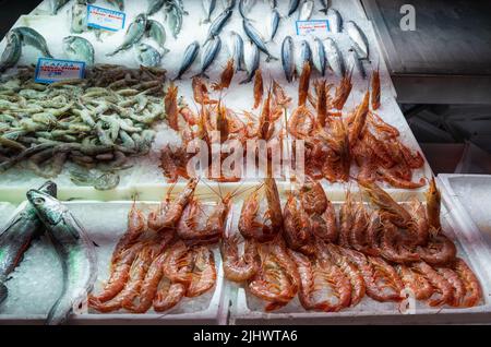 ATHEN, GRIECHENLAND - 14. MAI 2022: Zentraler städtischer Markt in Athen, in der Afiinas Straße, Griechenland Stockfoto