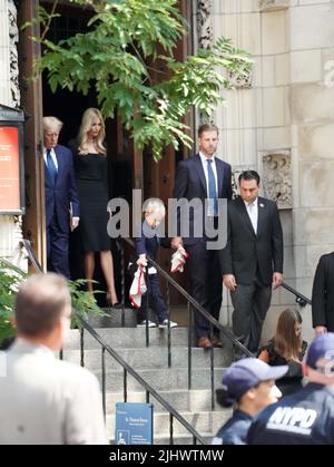 New York, Usa. 19.. Juli 2022. Ivanka Trump und der Sohn Donald Trump und Eric Trump verlassen die St. Vincent Ferrer Catholic Church in New York City, nachdem Ivana Trumps Sarg nach dem Trauerdienst durchgeführt wurde. Ivana Trump, die Ex-Frau des ehemaligen Präsidenten Donald Trump, starb an den Verletzungen infolge eines Sturzes, sagte das New Yorker Büro des Chefarztes für medizinische Untersuchungen. Kredit: SOPA Images Limited/Alamy Live Nachrichten Stockfoto