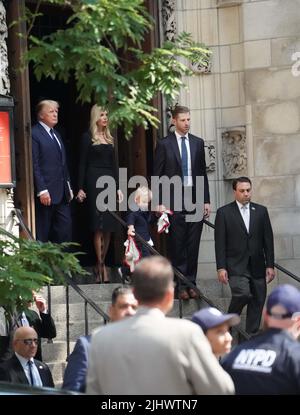 New York, Usa. 19.. Juli 2022. Ivanka Trump und der Sohn Donald Trump und Eric Trump verlassen die St. Vincent Ferrer Catholic Church in New York City, nachdem Ivana Trumps Sarg nach dem Trauerdienst durchgeführt wurde. Ivana Trump, die Ex-Frau des ehemaligen Präsidenten Donald Trump, starb an den Verletzungen infolge eines Sturzes, sagte das New Yorker Büro des Chefarztes für medizinische Untersuchungen. Kredit: SOPA Images Limited/Alamy Live Nachrichten Stockfoto