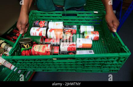 File Photo vom 26/04/16 von Vorräten von Lebensmitteln bei der Trussell Trust Brent Foodbank. Eine Wohltätigkeitsorganisation warnte davor, dass Familien während der Schulferien eine „beispiellose“ Nachfrage nach Nahrungsmittelhilfe haben. Die Heilsarmee sagte, es habe eine wachsende Zahl von Kindern gesehen, die von Lehrern, Gesundheitsbesuchern und GPS darauf hingewiesen wurden. Ausgabedatum: Donnerstag, 21. Juli 2022. Stockfoto