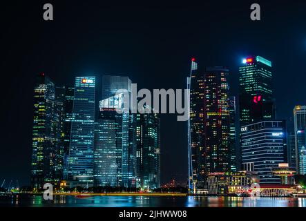 Singapur, Singapur - 14. Mai 2022: Wolkenkratzer des Central Area bei Nacht, Singapur. Business Center, Wolkenkratzer in der modernen Metropole, Stadt. Urban l Stockfoto