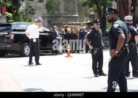 New York, Usa. 19.. Juli 2022. Familie und Freunde von Ivana Trump stehen zur Seite, als ihr Sarg in der römisch-katholischen St. Vincent Ferrer-Kirche für Beerdigungsdienste in New York City gebracht wird. Ivana Trump, die Ex-Frau des ehemaligen Präsidenten Donald Trump, starb an den Verletzungen infolge eines Sturzes, sagte das New Yorker Büro des Chefarztes für medizinische Untersuchungen. (Foto von Catherine Nance/SOPA Images/Sipa USA) Quelle: SIPA USA/Alamy Live News Stockfoto