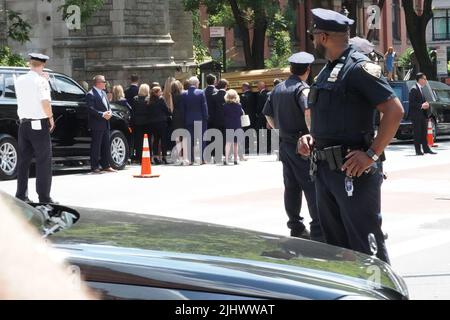 New York, Usa. 19.. Juli 2022. Familie und Freunde von Ivana Trump stehen zur Seite, als ihr Sarg in der römisch-katholischen St. Vincent Ferrer-Kirche für Beerdigungsdienste in New York City gebracht wird. Ivana Trump, die Ex-Frau des ehemaligen Präsidenten Donald Trump, starb an den Verletzungen infolge eines Sturzes, sagte das New Yorker Büro des Chefarztes für medizinische Untersuchungen. (Foto von Catherine Nance/SOPA Images/Sipa USA) Quelle: SIPA USA/Alamy Live News Stockfoto