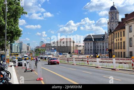 Immer laufende Bauarbeiten sind ein Merkmal Berlins. Die Straße B1 in Mitte entlang des Alten Rathauses am Molkenmarkt Stockfoto