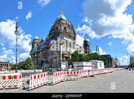 Immer laufende Bauarbeiten sind ein Merkmal Berlins. Karl-Liebknecht-Straße in der Nähe des Berliner Doms. Stockfoto