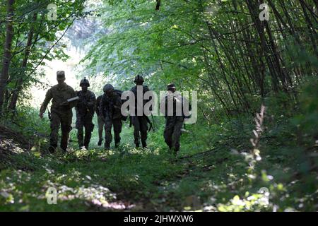 Pennsylvania, USA. 13.. Juli 2022. Soldaten der US-Armee, die der CBRNE 20. zugewiesen wurden, nehmen an der Situationstraining-Übungsveranstaltung des CBRNE Best Warrior Competition 2022 20. in Fort Indiantown Gap Pa Teil., 13. Juli 2022. Der Wettbewerb „Beste Kader und Beste Krieger“ des Kommandos des CBRNE (Chemical, Biological, Radiological, Nuclear and Explosives) 20. ist ein einziges Ereignis, bei dem aus den Soldaten des Kommandos und seinen wichtigsten untergeordneten Kommandos der beste Offizier des Jahres und der beste Soldat des Jahres ausgewählt wurde. (Bild: © U.S. Army/ZUMA Press Wire Service/Zhumapress Stockfoto