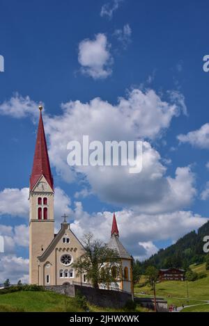 Pfarrkirche Mariä Himmelfahrt mit St. Sebastian-Kapelle im Holzgau im Lechtal, Tirol, Österreich, Europa Stockfoto