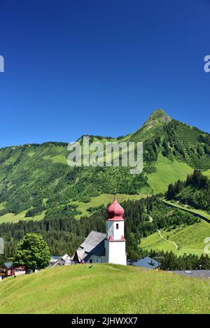 Die Dorfkirche St. Nikolaus in Damüls, im Bregenzerwald, im Hintergrund das Zafernhorn (2107 m), Vorarlberg, Österreich, Europa Stockfoto