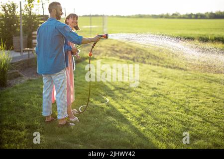 Schöner Rasen für Paare im Hinterhof Stockfoto